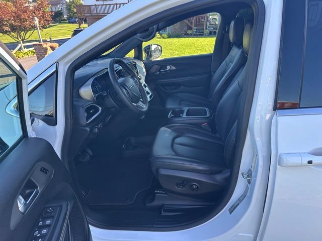 Used 2025 Chrysler Pacifica Select FWD image 9