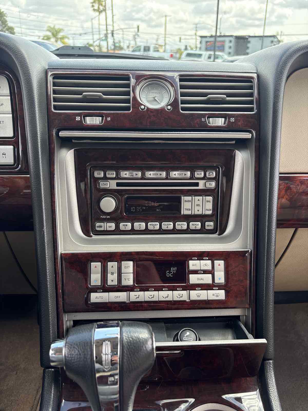 Used 2005 Lincoln Navigator Luxury RWD image 21