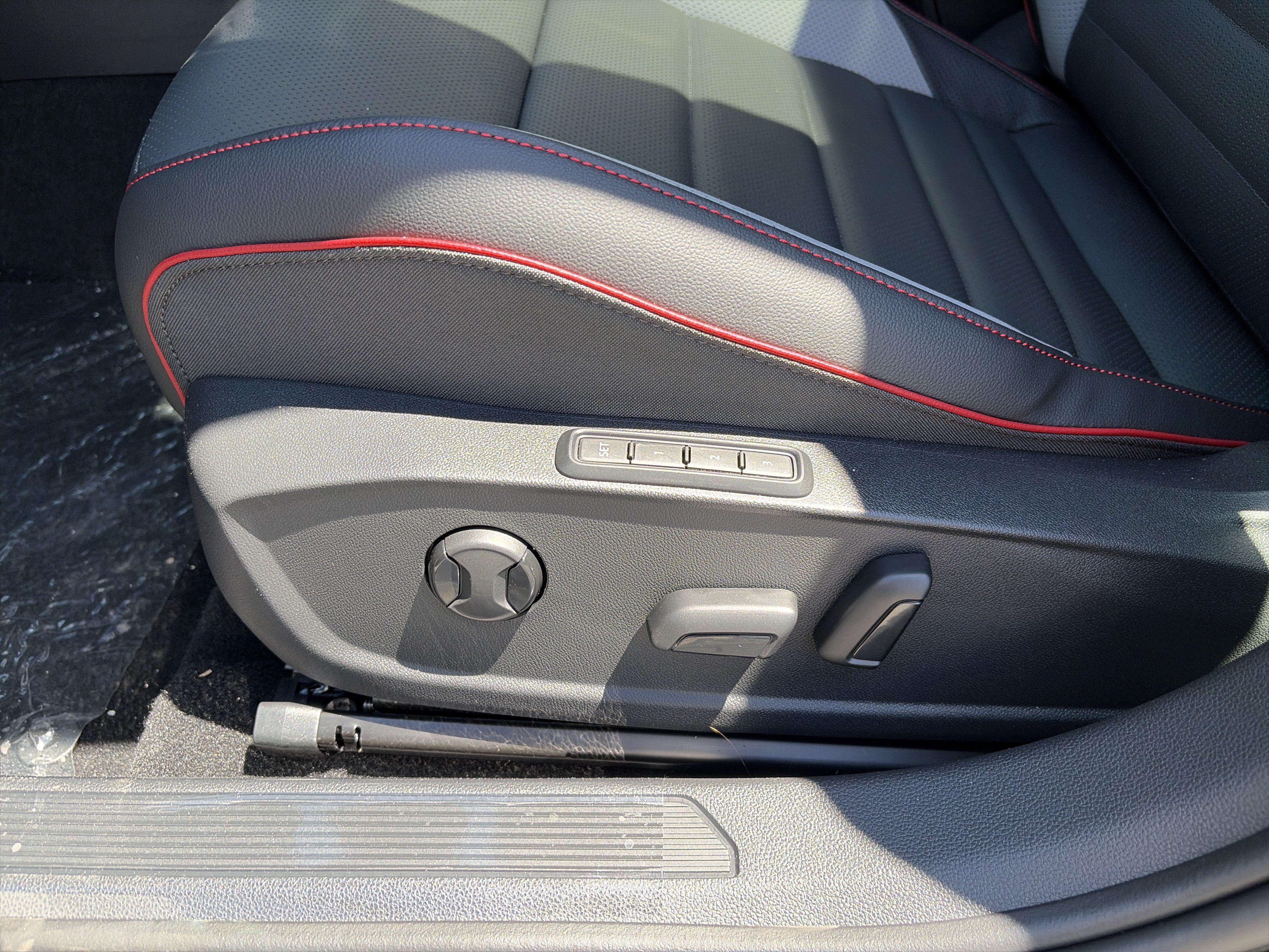New 2026 Volkswagen GTI SE FWD image 11