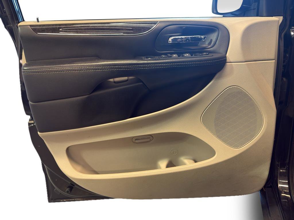 Used 2016 Chrysler Town & Country Touring FWD image 13