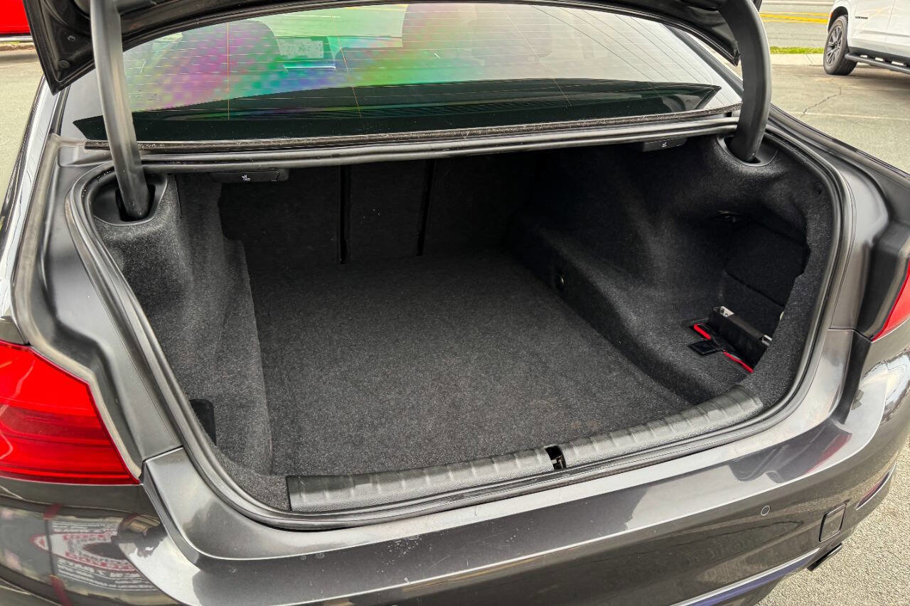 Used 2018 BMW 530i xDrive image 18