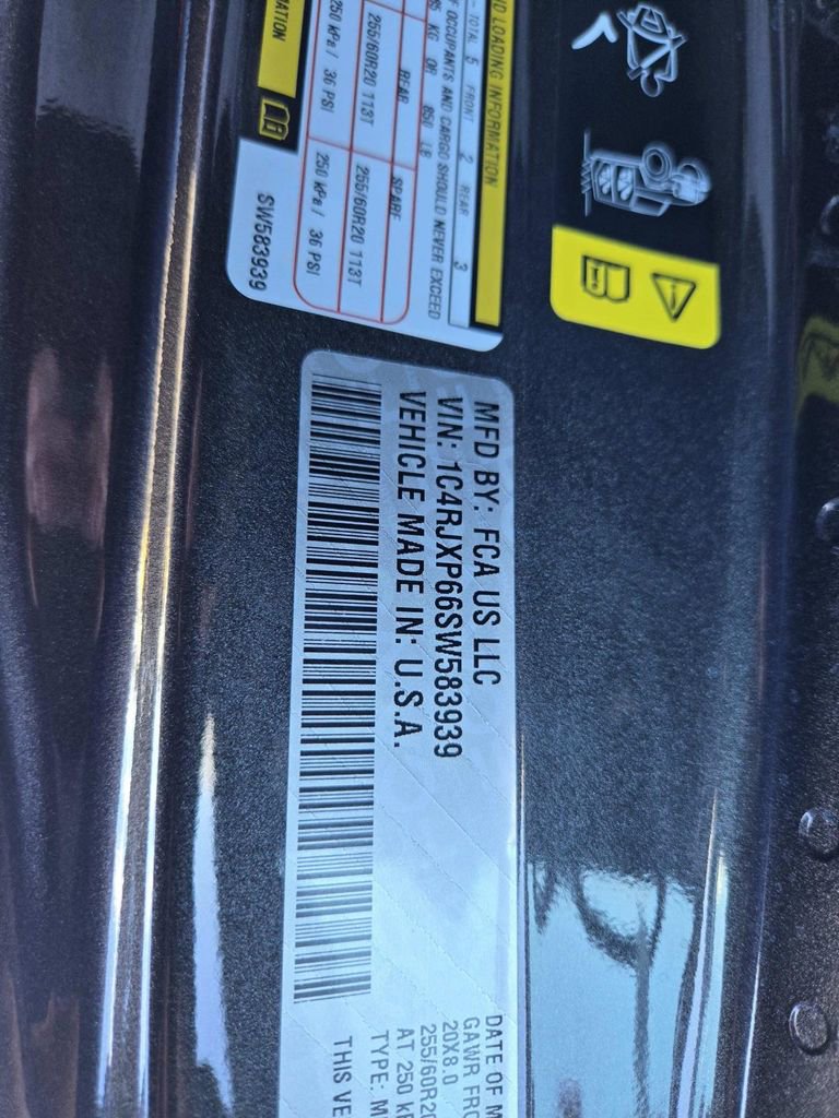 Used 2025 Jeep Wrangler Unlimited Sahara image 36