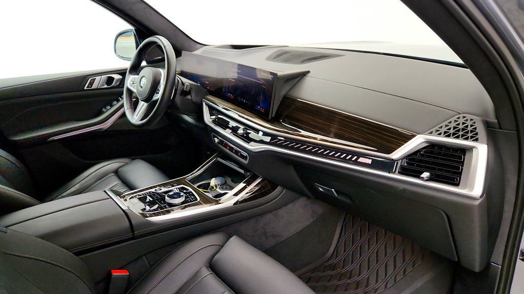 Used 2025 BMW X7 M60i AWD/4WD image 28