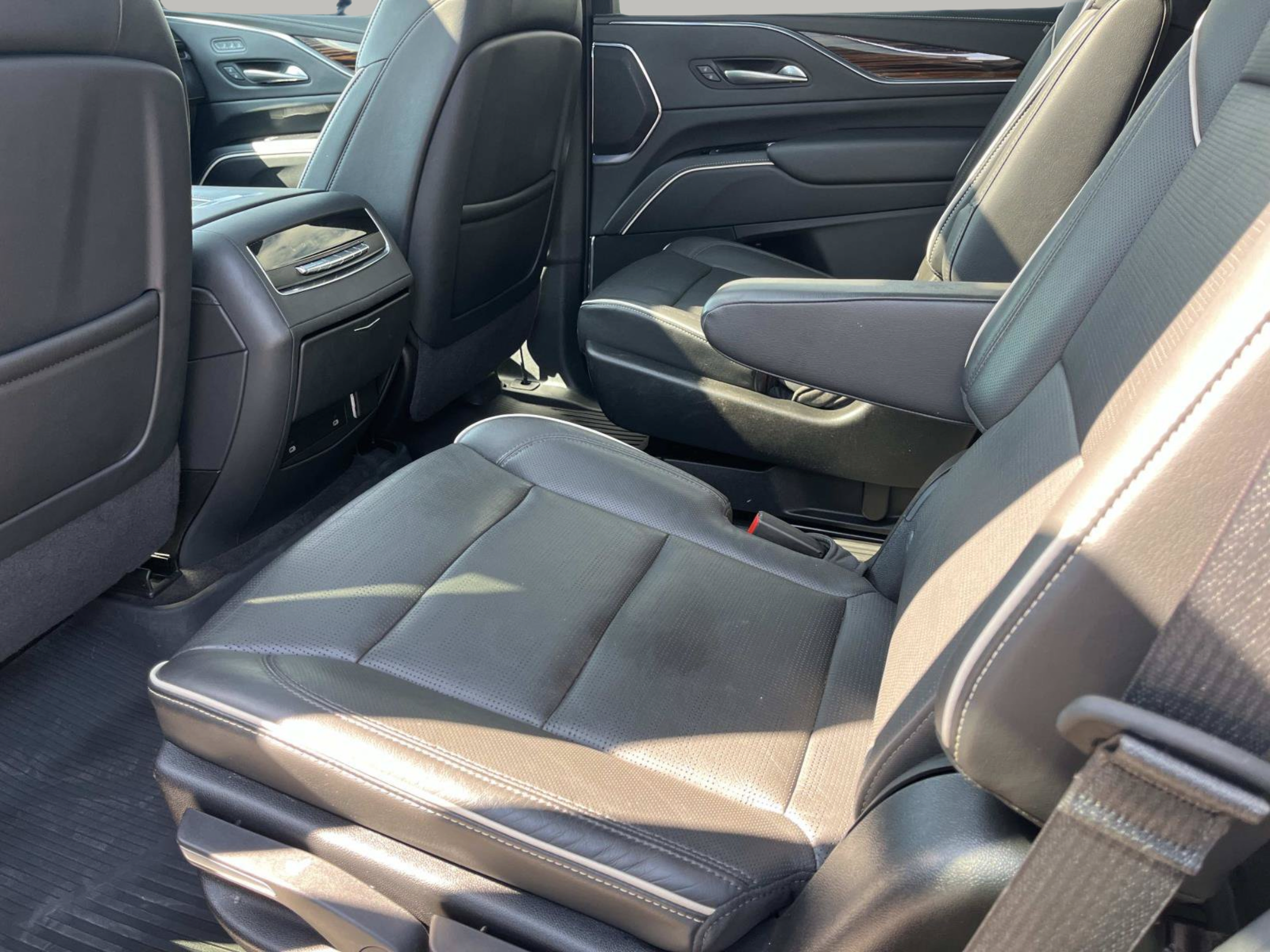 Used 2024 Cadillac Escalade Premium Luxury w/ Performance Package AWD/4WD image 20