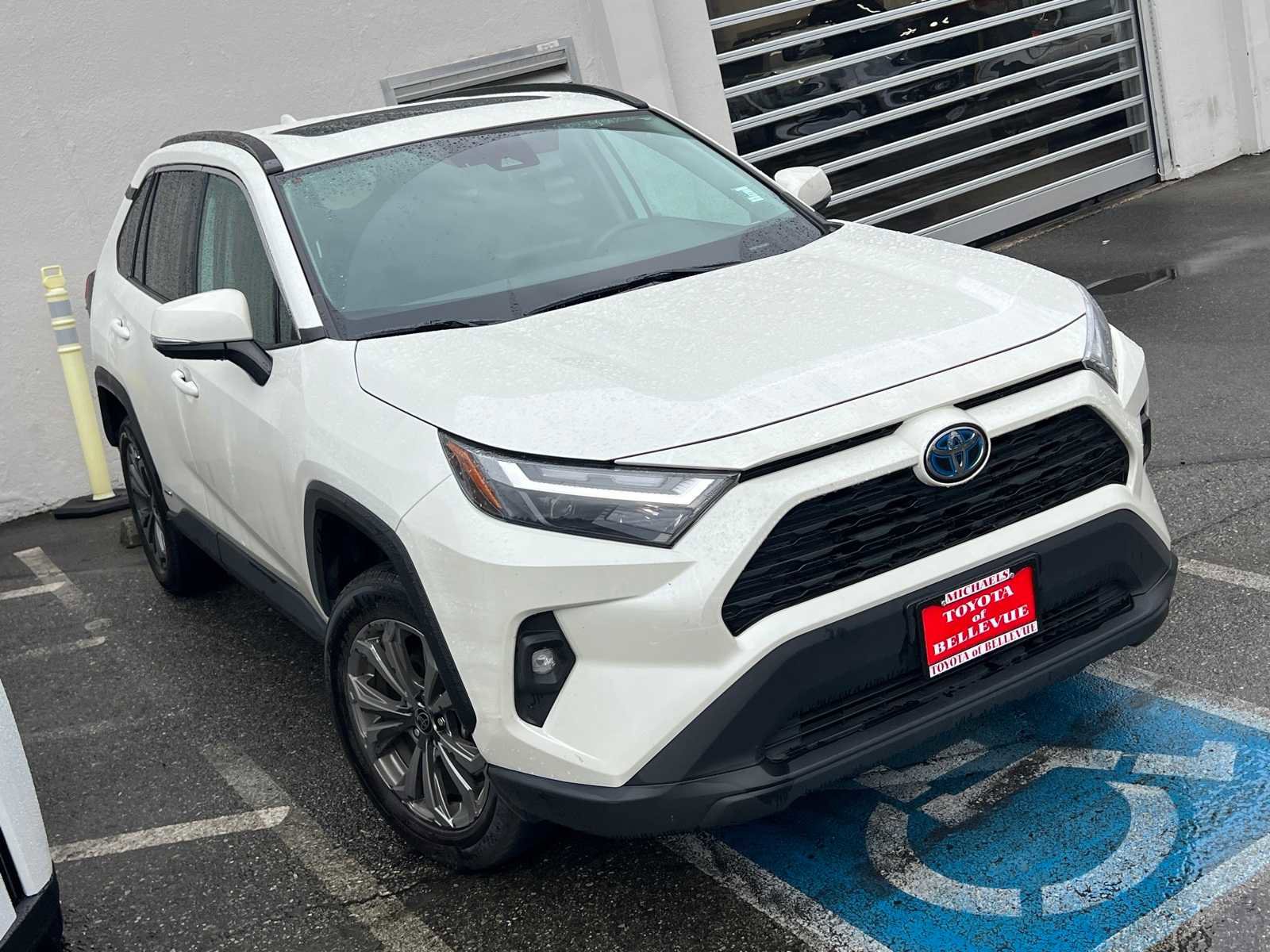 Used 2022 Toyota RAV4 XLE Premium image 4
