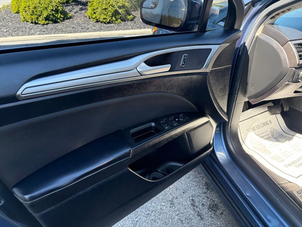 Used 2018 Ford Fusion SE w/ Fusion SE Technology Package FWD image 6