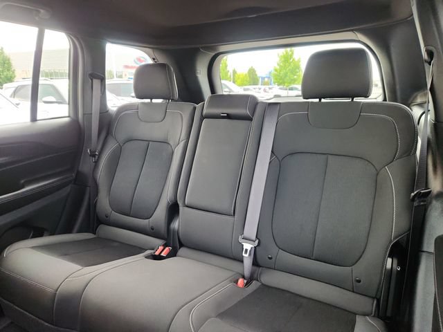 Used 2025 Jeep Grand Cherokee Laredo AWD/4WD image 28