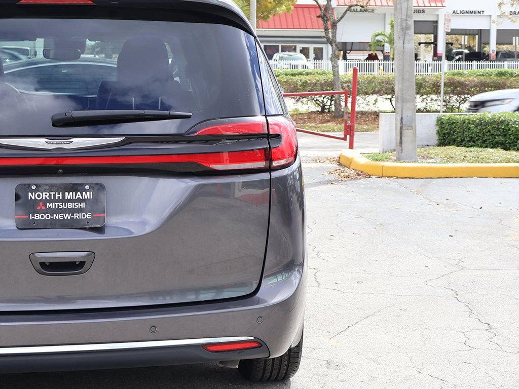 Used 2023 Chrysler Pacifica Touring-L FWD image 17
