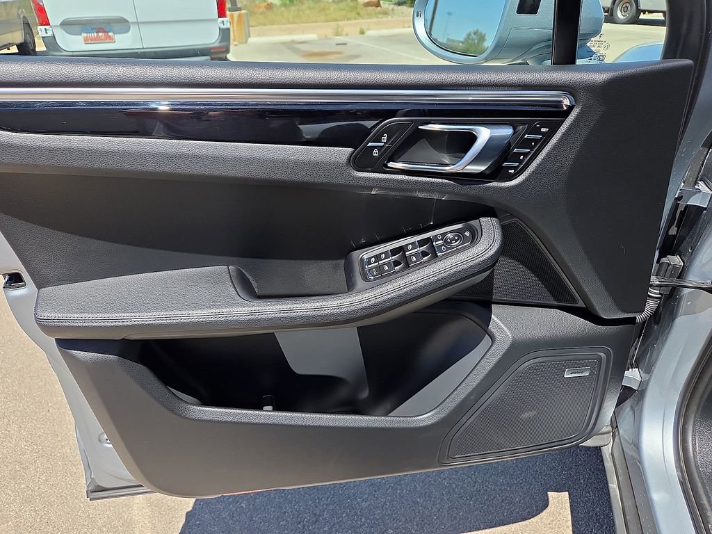 Used 2025 Porsche Macan AWD/4WD image 14