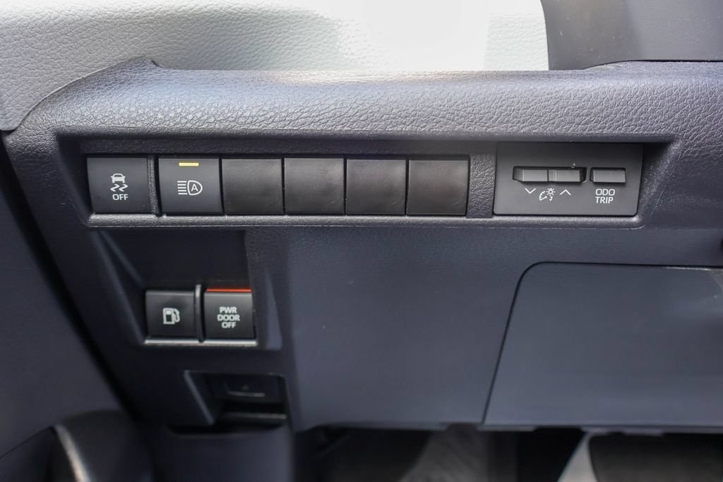 Used 2025 Toyota Sienna XLE FWD image 18