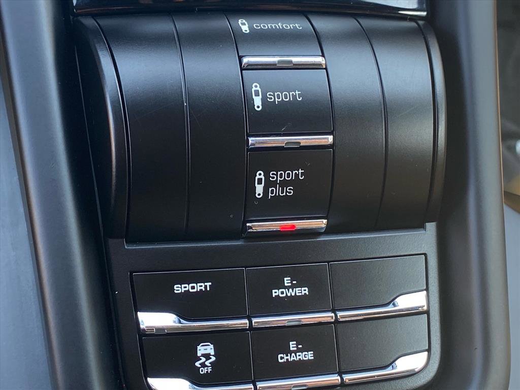 Used 2016 Porsche Cayenne S image 17