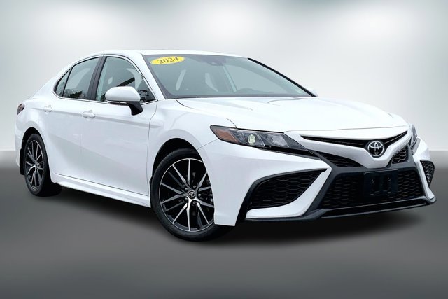 Used 2024 Toyota Camry SE image 1