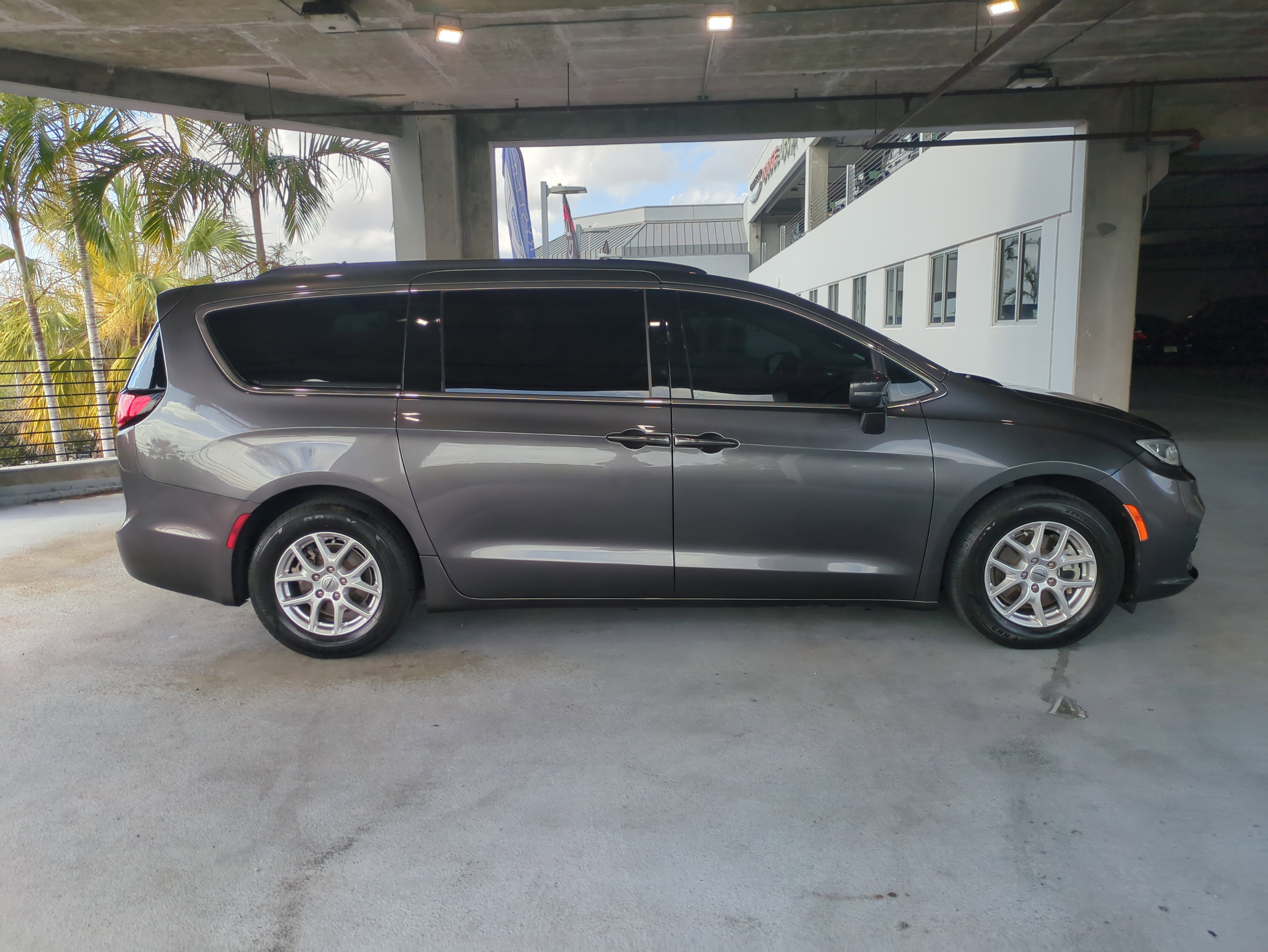 Certified 2022 Chrysler Pacifica Touring-L image 4