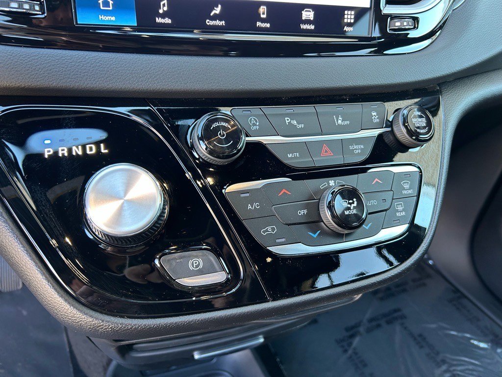 New 2025 Chrysler Voyager LX image 20