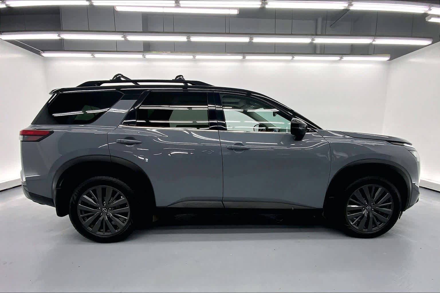 Used 2022 Nissan Pathfinder SL w/ SL Premium Package FWD image 5