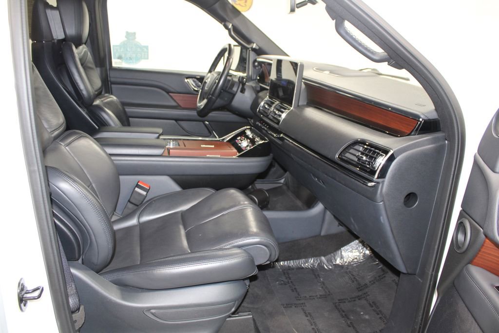 Used 2023 Lincoln Navigator Reserve image 32
