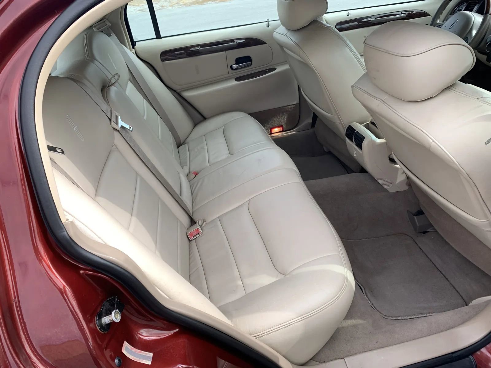 Used 2002 Lincoln Town Car Signature image 26