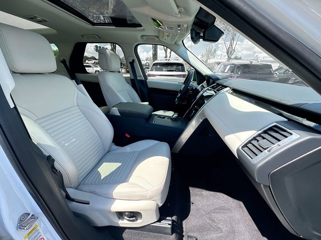 Used 2025 Land Rover Discovery S image 31