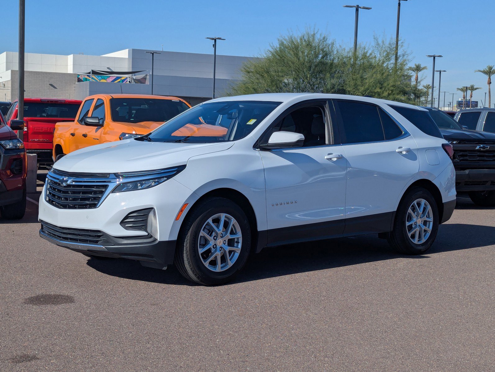 Used 2023 Chevrolet Equinox LT image 2