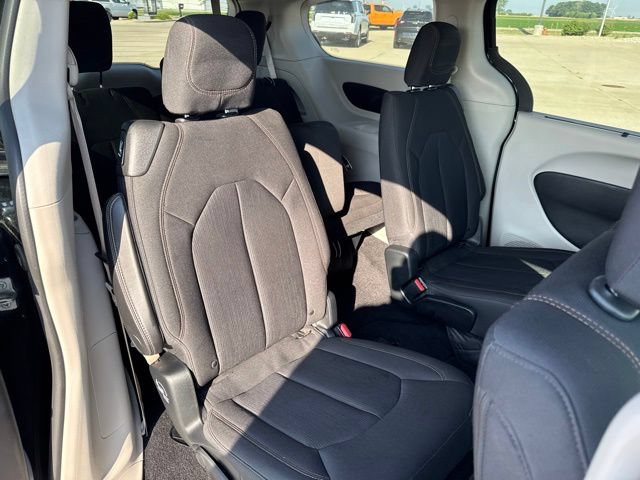 Used 2018 Chrysler Pacifica Touring Plus w/ Tire & Wheel Group FWD image 13