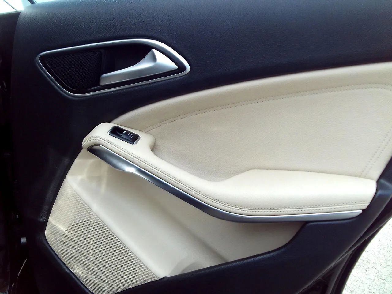 Used 2015 Mercedes-Benz CLA 250 4MATIC w/ Premium 1 Package image 26