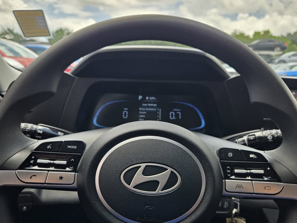 Certified 2025 Hyundai Elantra SE FWD image 21