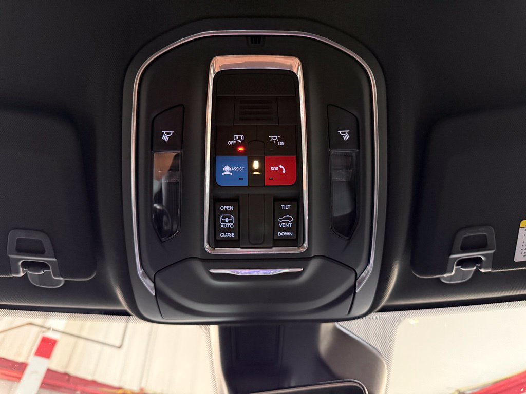 Used 2025 Jeep Grand Cherokee Laredo X AWD/4WD image 17
