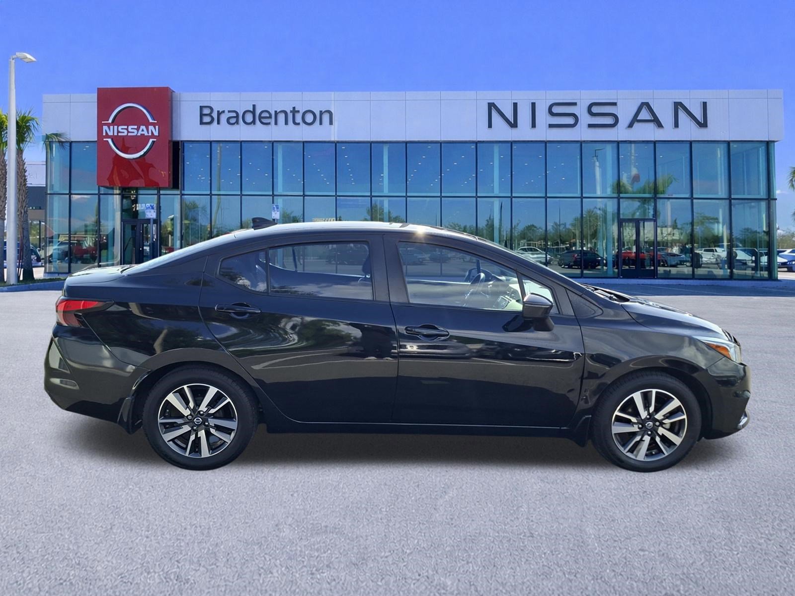 Used 2020 Nissan Versa SV FWD image 4