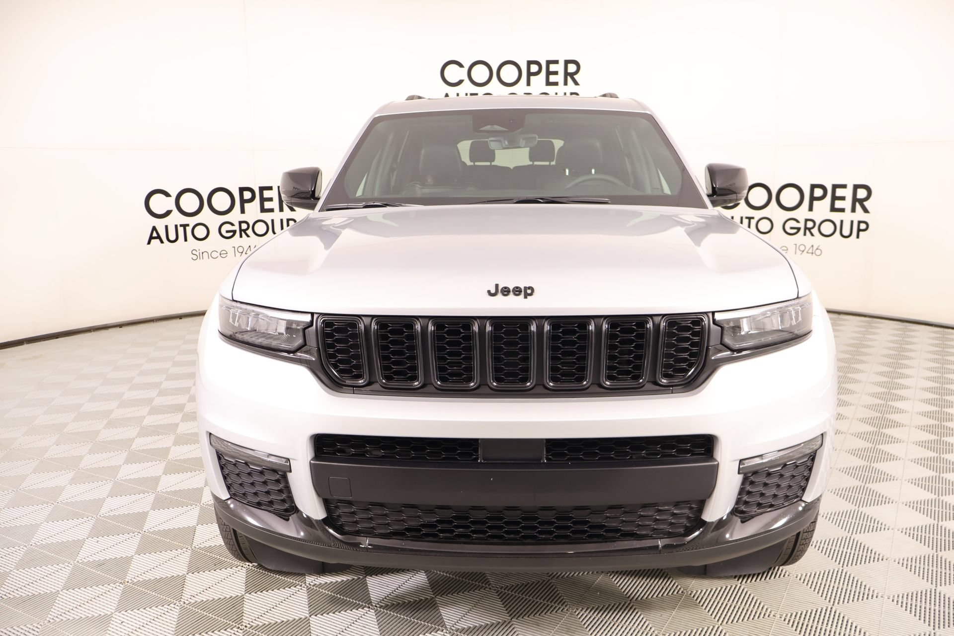 Used 2025 Jeep Grand Cherokee L Limited w/ Black Appearance Package AWD/4WD image 10