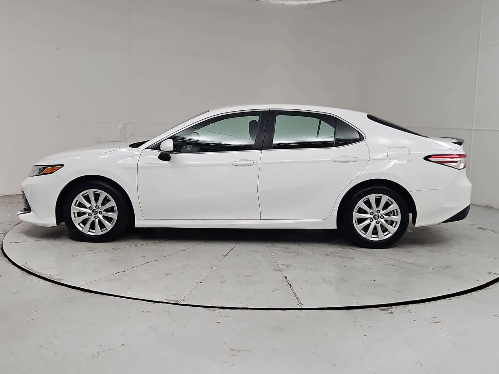 Used 2018 Toyota Camry LE FWD image 3