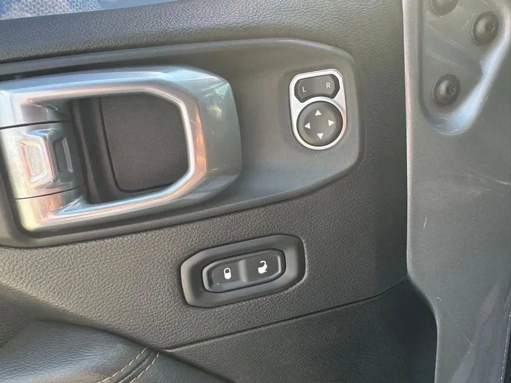 Used 2020 Jeep Wrangler Unlimited Sahara AWD/4WD image 12