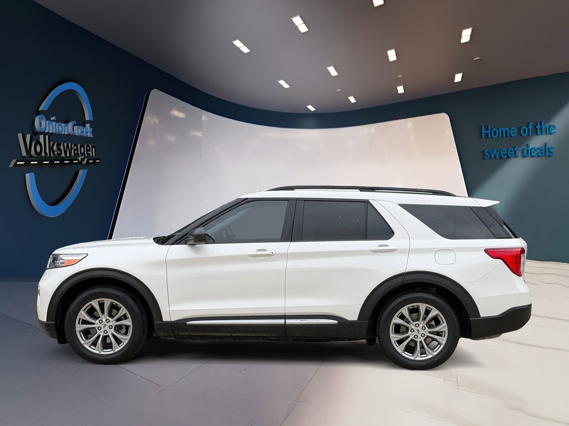 Used 2022 Ford Explorer XLT w/ Equipment Group 202A RWD image 7