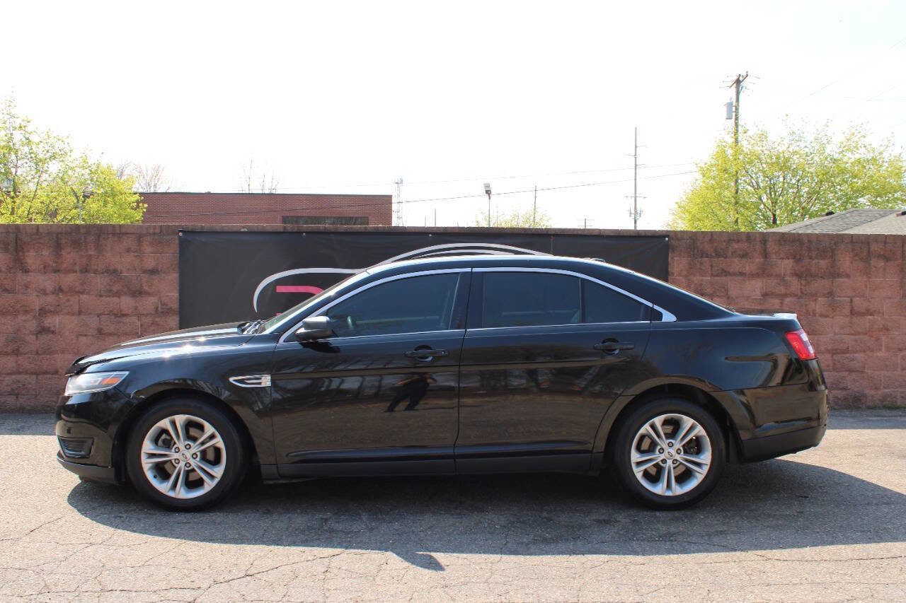 Used 2017 Ford Taurus SE FWD image 2