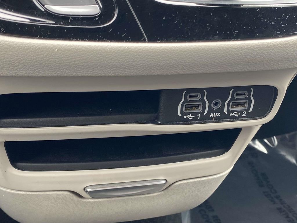 Used 2023 Chrysler Pacifica Touring-L image 28