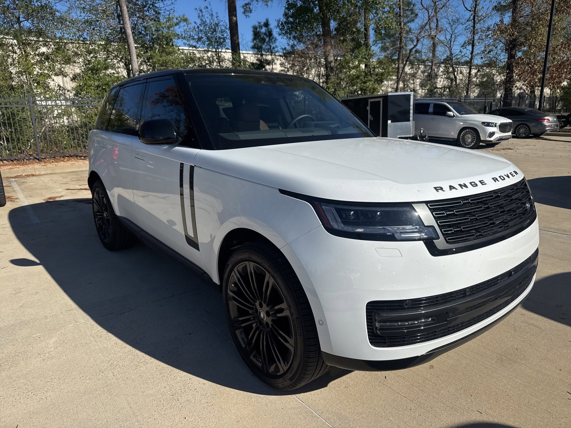 Used 2025 Land Rover Range Rover SE image 1