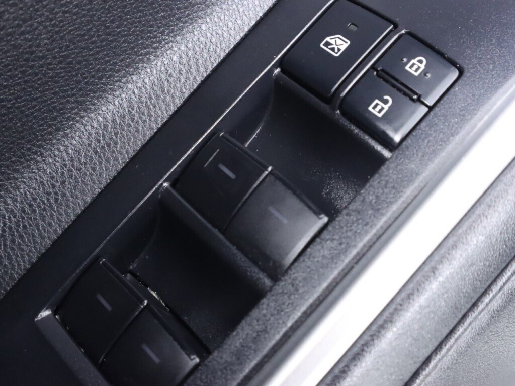 Used 2021 Toyota Highlander LE image 26