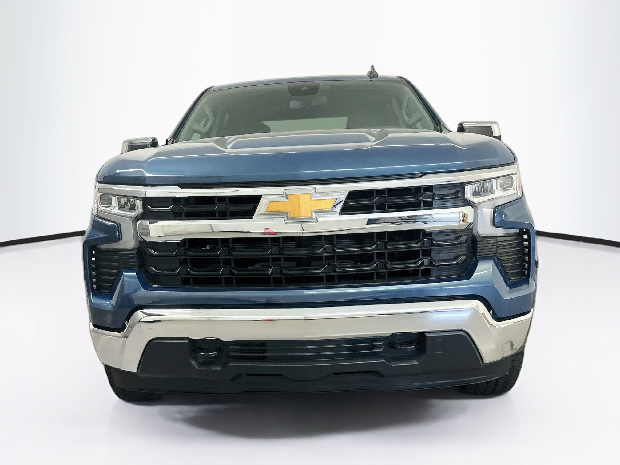 Used 2024 Chevrolet Silverado 1500 LT AWD/4WD image 2
