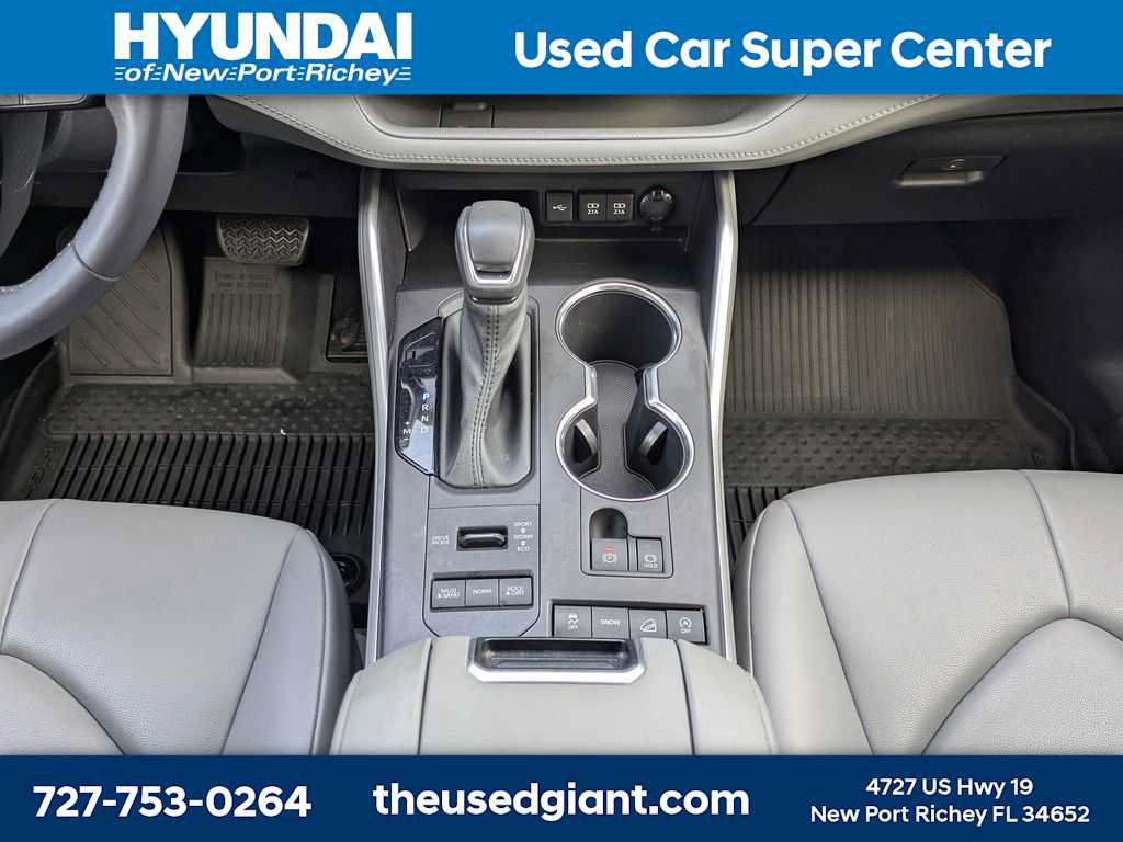 Used 2021 Toyota Highlander XLE AWD/4WD image 26