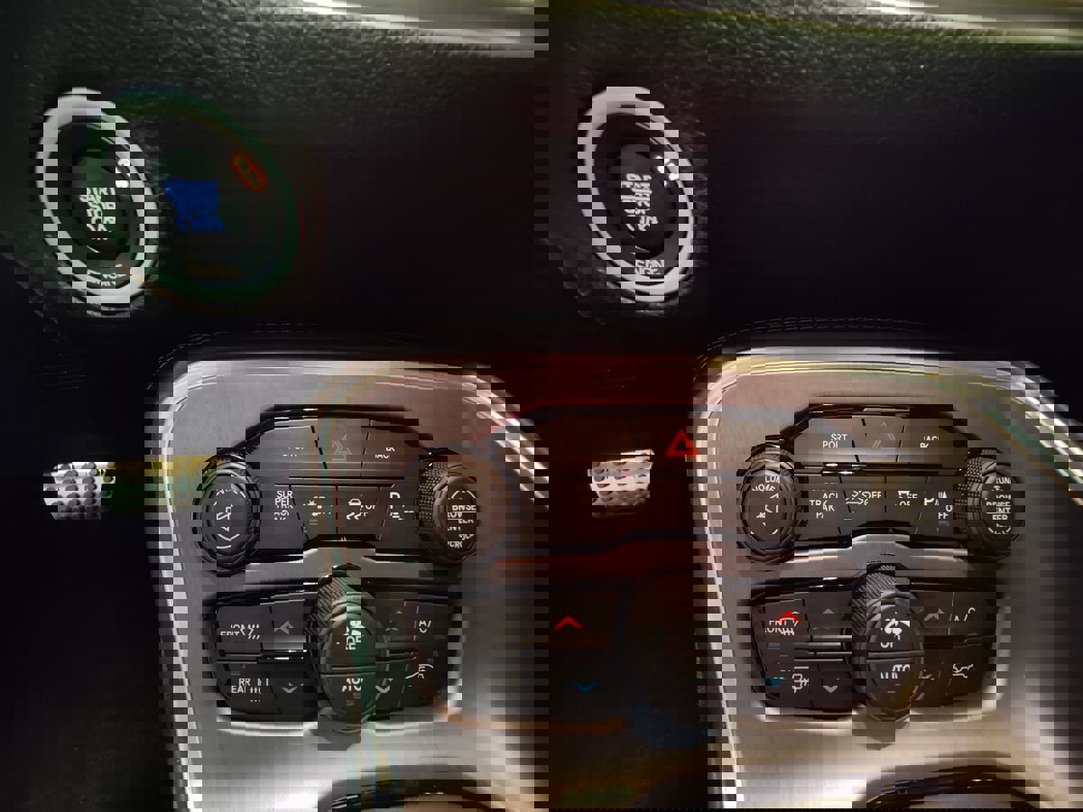 Used 2015 Dodge Challenger R/T Plus image 32