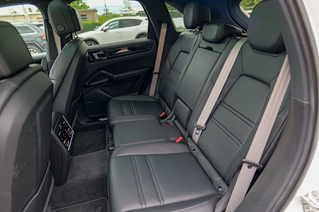 Used 2023 Porsche Cayenne Platinum Edition AWD/4WD image 30
