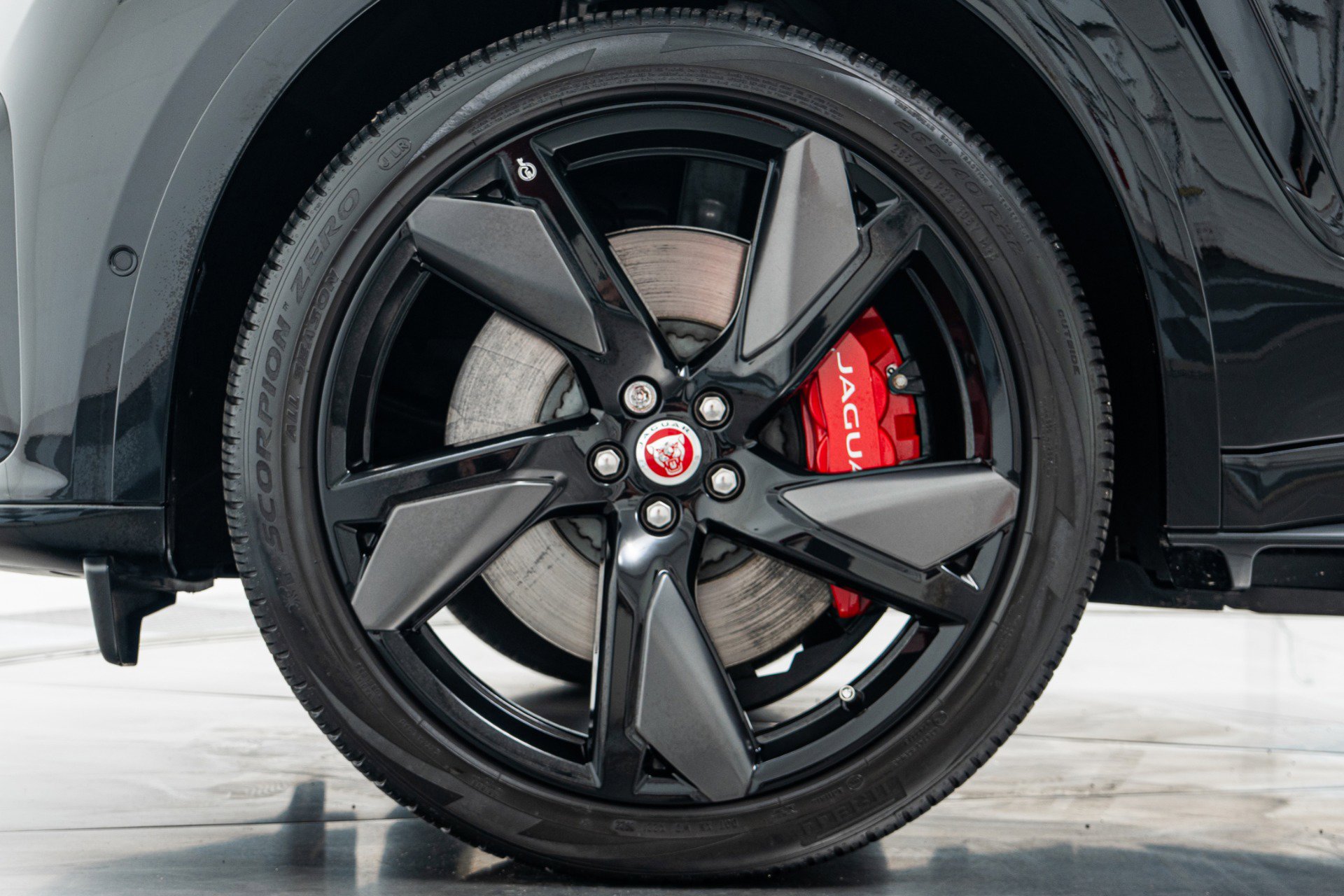 Used 2023 Jaguar F-PACE SVR image 10