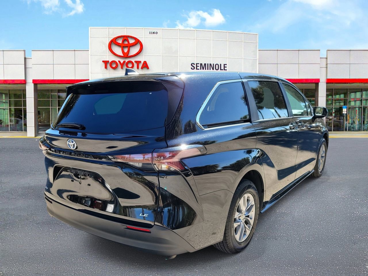 Used 2025 Toyota Sienna LE image 3