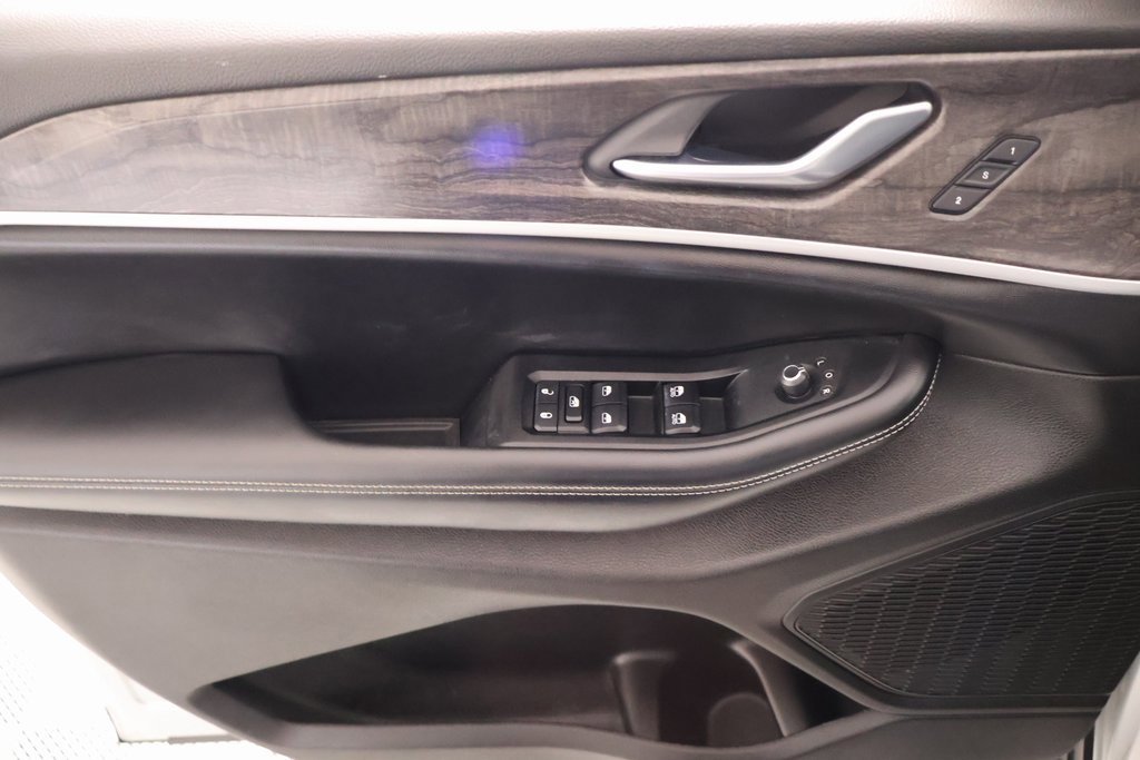 Used 2023 Jeep Grand Cherokee L Limited image 18