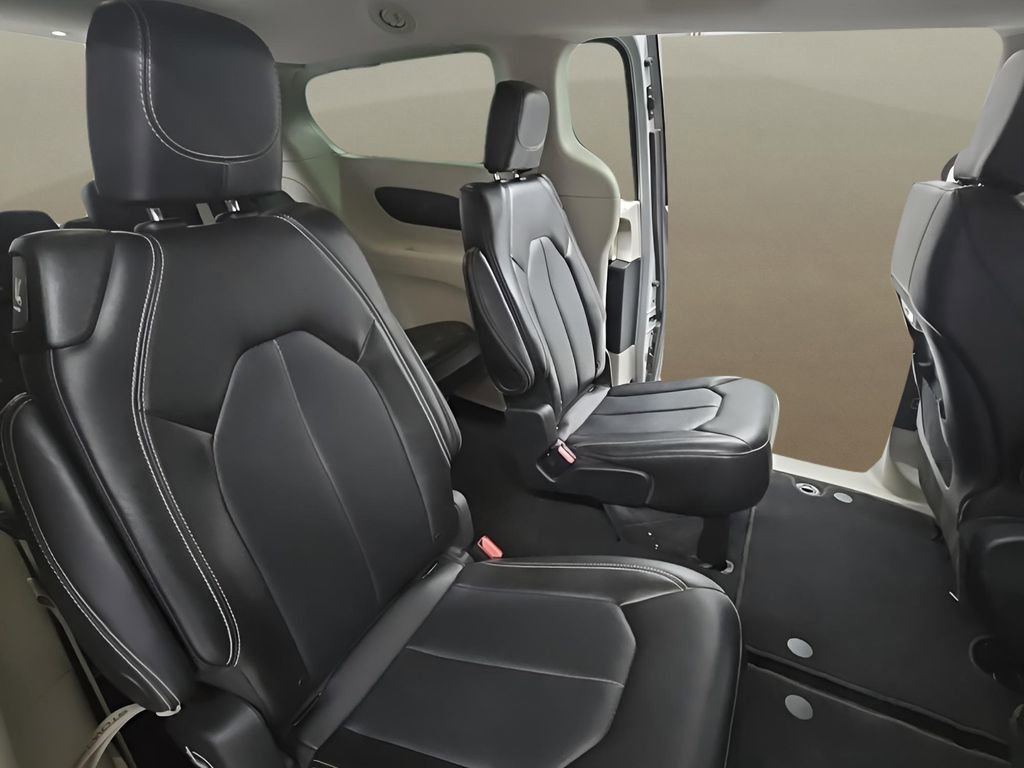Used 2024 Chrysler Pacifica Touring-L image 19
