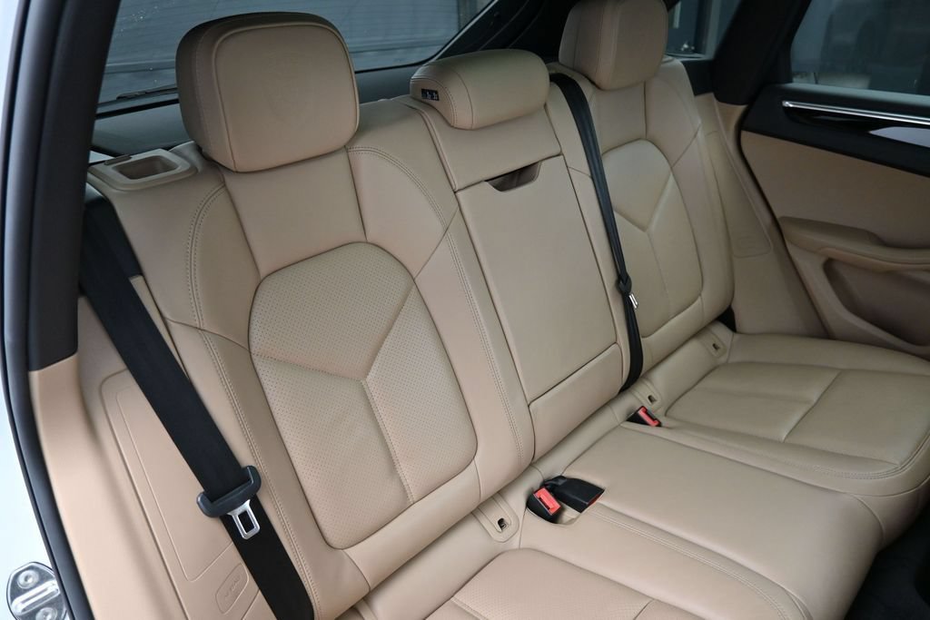 Certified 2022 Porsche Macan AWD/4WD image 28