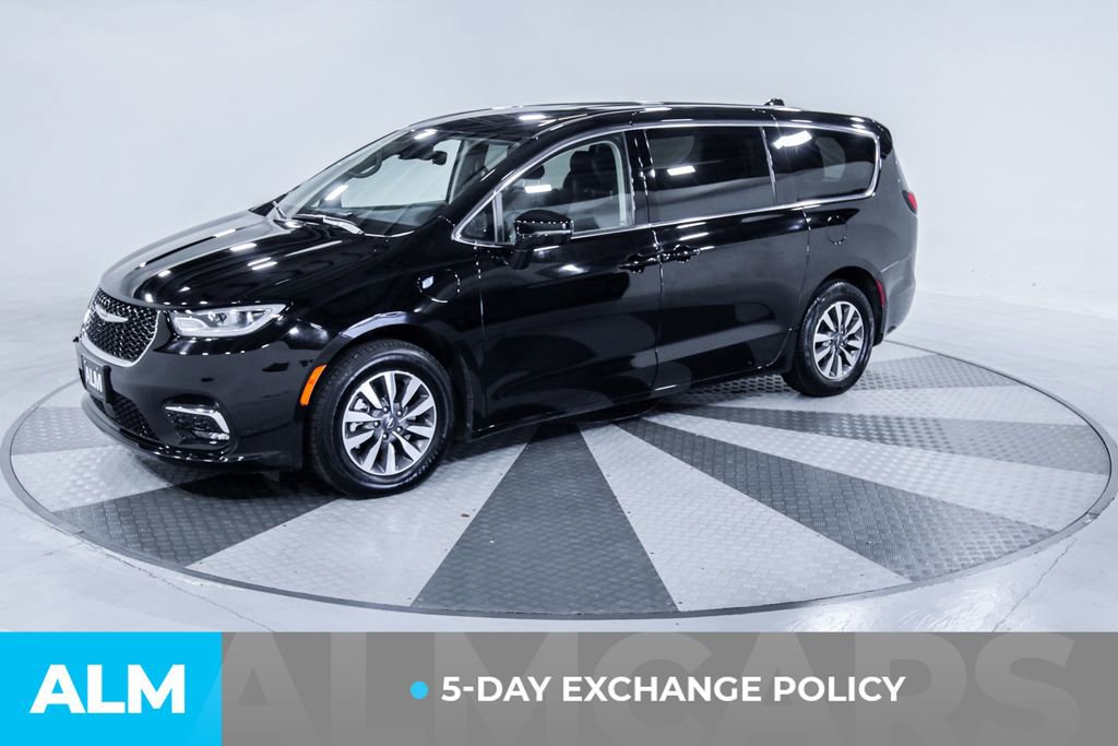 Used 2024 Chrysler Pacifica Select image 3