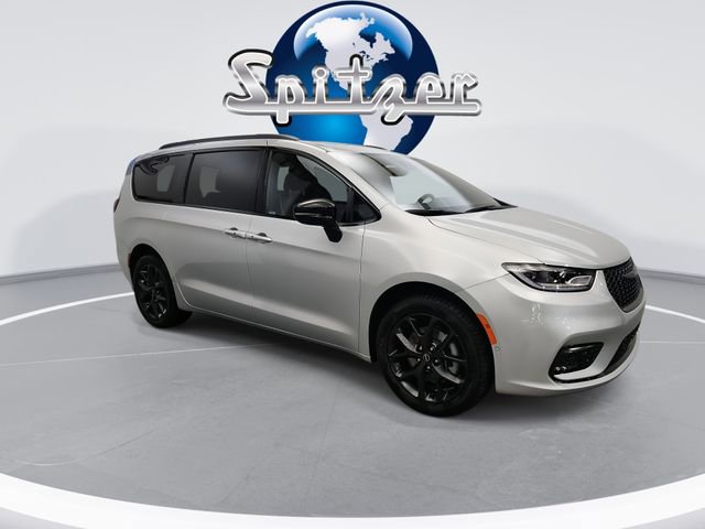 New 2026 Chrysler Pacifica Limited w/ S Appearance Package image 3