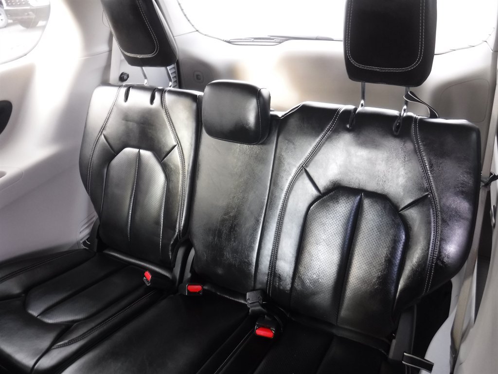Used 2023 Chrysler Pacifica Touring-L FWD image 12