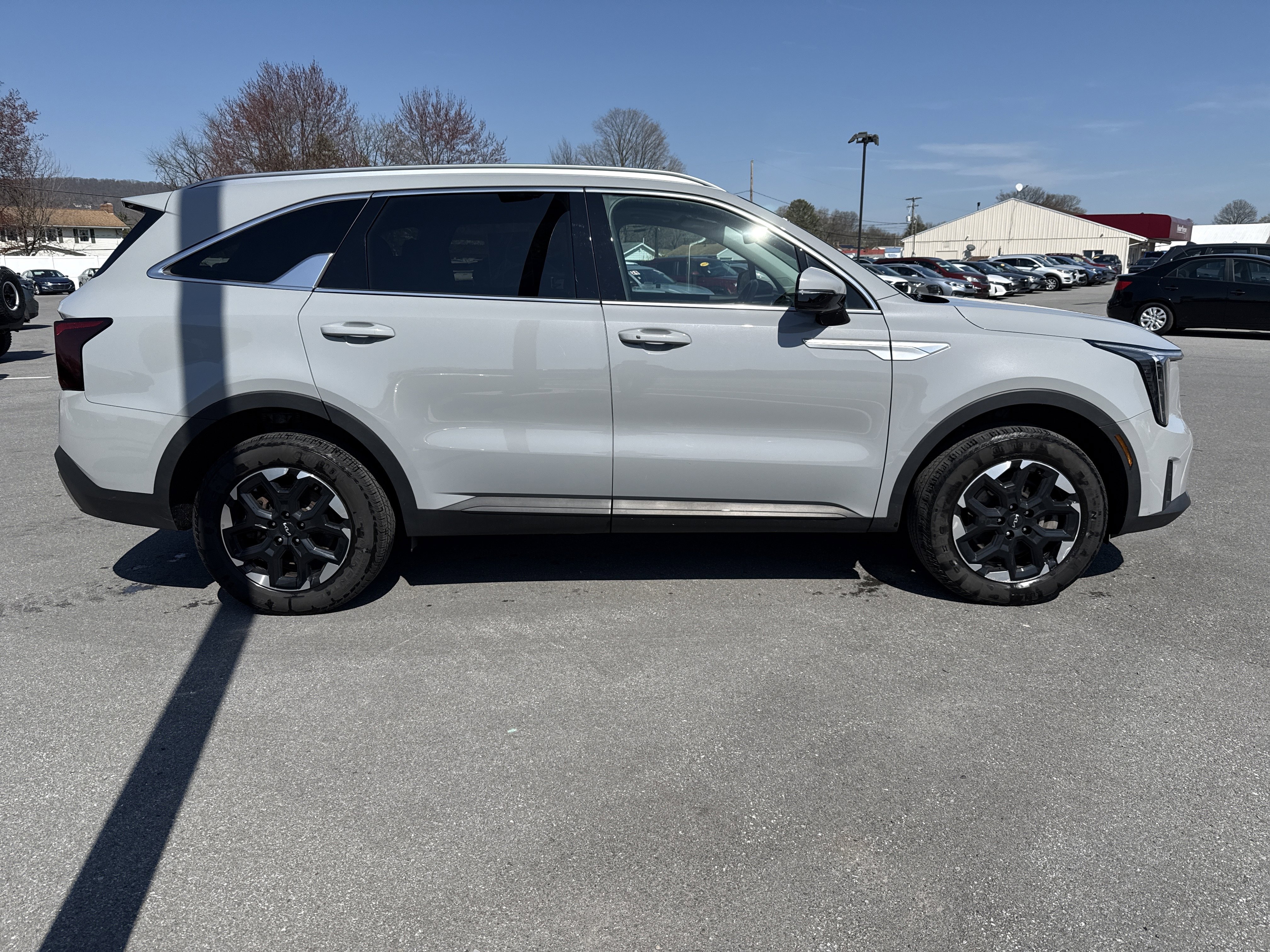 Used 2024 Kia Sorento S w/ Panoramic Sunroof Package image 2
