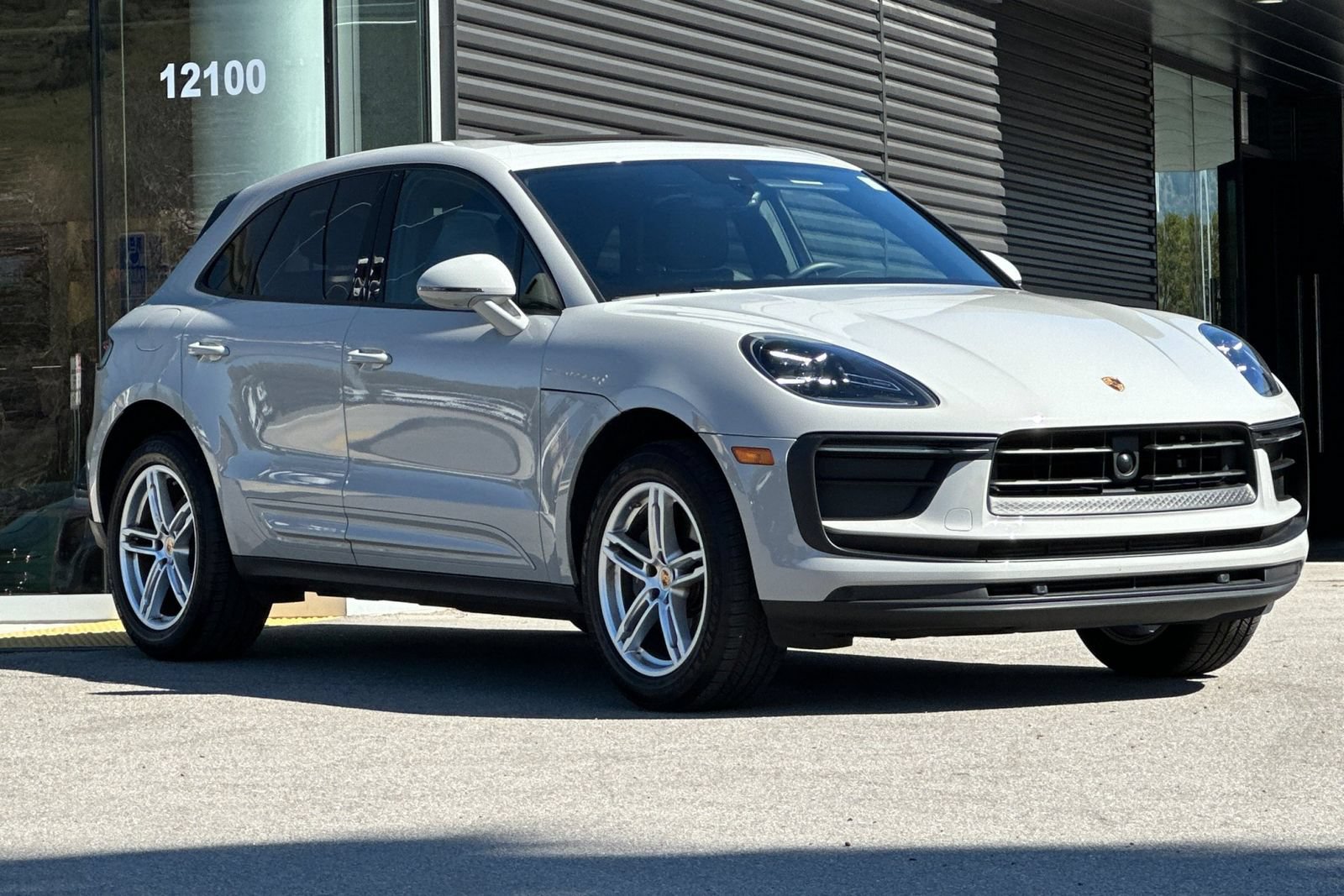 Used 2025 Porsche Macan AWD/4WD image 10